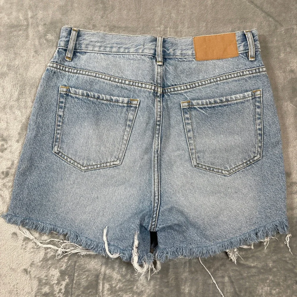 PacSun Shorts Size 27 90s Girlfriend Light Wash Distressed High Rise Denim - Picture 5 of 6